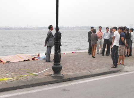 Hà Nội: Phát hiện xác nhân viên ngân hàng nổi trên Hồ Tây