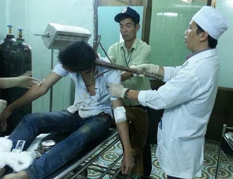 Côn đồ tấn công cảnh sát gây thương tích nặng