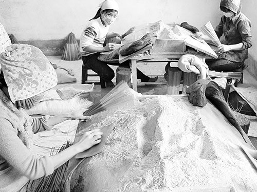 Ngâm hóa chất, trộn phẩm màu cho nhang