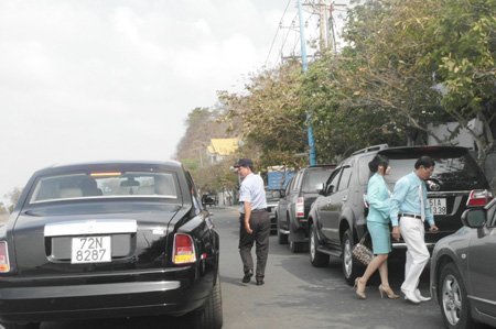 Đại gia Lê Ân đưa vợ trẻ đi ăn sáng bằng Rolls-Royce 25 tỷ