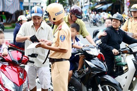 Phó Cục trưởng cảnh sát gọi phóng viên là 'thiểu năng'