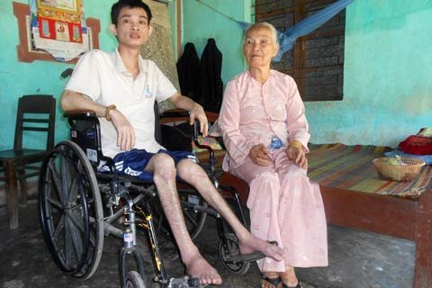 Mẹ già gần 80 tuổi còng lưng chăm con ốm bệnh