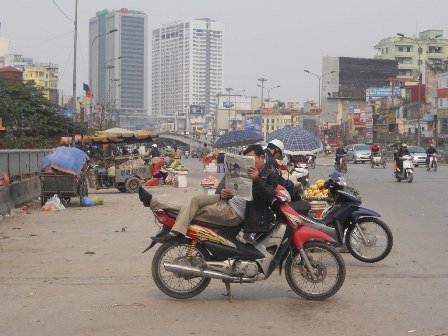 Ngang nhiên bán hàng trên lòng cầu