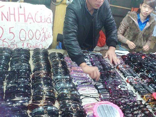 Kính râm hàng hiệu 25 ngàn treo đầy bờ rào