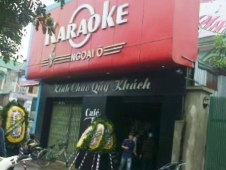 Hàng chục tên xông vào quán karaoke chém chết người