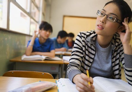 Bố phá sản, con đứt đường du học