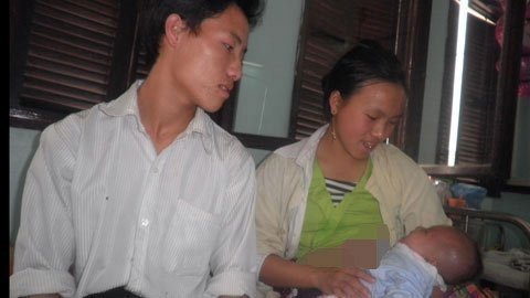 Vợ chồng người Mông cần 20 triệu mổ tim cho con