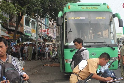 Chết vì lao vào gầm xe khách