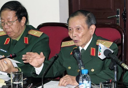 'Phi chính trị hóa, quân đội thành đội quân robot'