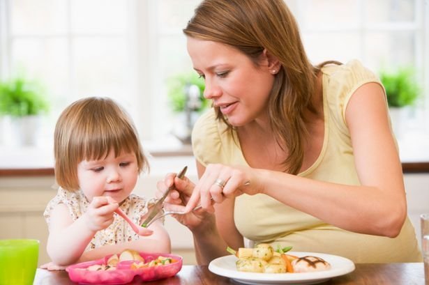 Hội chứng 'máy xay sinh tố' của mẹ Việt làm hỏng con