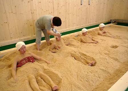 Độc đáo tắm mùn cưa tại Nhật
