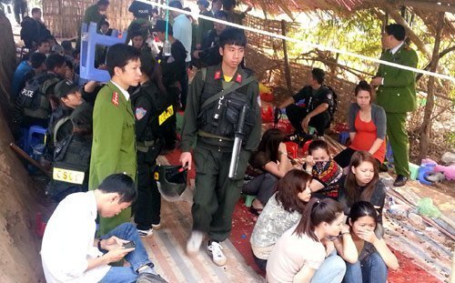 100 cảnh sát đột kích sới bạc ở Hà Nội