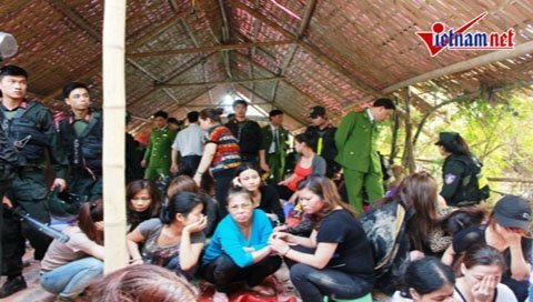 Xem 100 cảnh sát bắt sới bạc 'quý bà' ở lò gạch