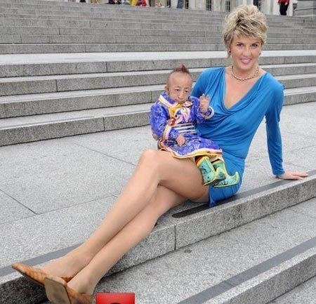 Cô giáo có đôi chân dài nhất thế giới