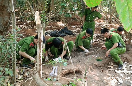 Vợ bí thư xã chích điện thủ quỹ đến chết rồi đốt xác
