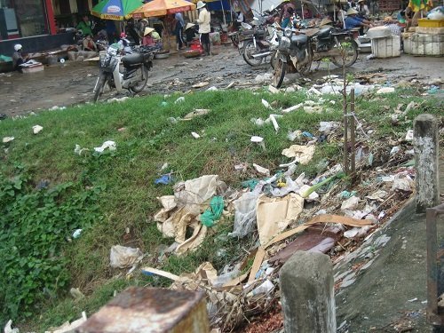 Người dân vô tư xả rác xuống lòng kênh