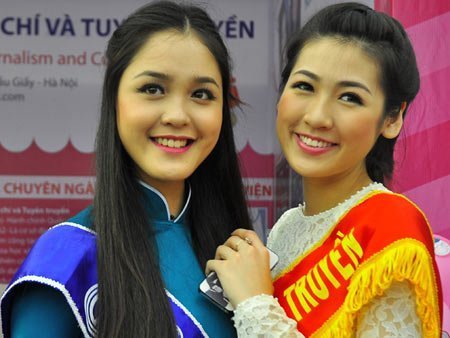 Đại học tung học bổng, hotgirl ‘dụ’ thí sinh
