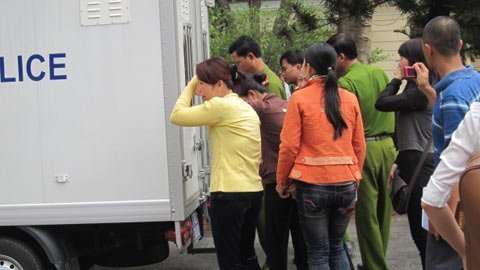 Bi kịch cô gái rủ người tình giết mẹ cướp vàng