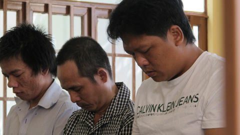 Vượt đèn đỏ đánh CSGT, 3 người lãnh án
