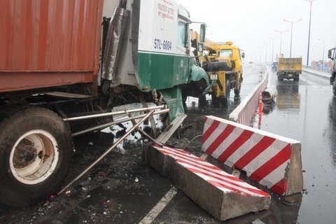 TPHCM: Xe đầu kéo mất lái trên cầu vượt bằng thép