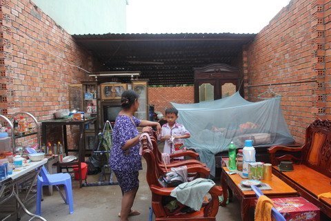 Gió lốc bất thường, hàng chục nhà bay mái