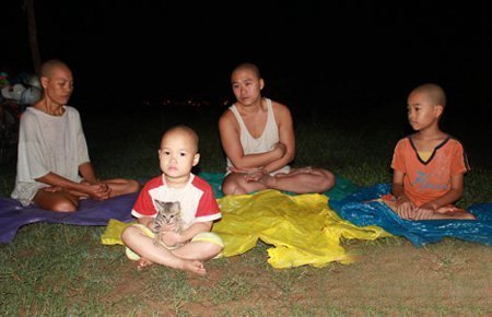 Lạ lùng gia đình trọc đầu ngồi hít khí trời giữa sông