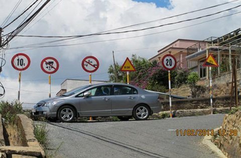 Con đường có 6 biển báo giao thông dàn hàng ngang