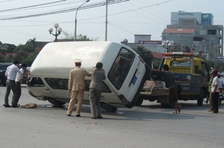 Xe biển xanh lật nhào, 5 người thoát chết