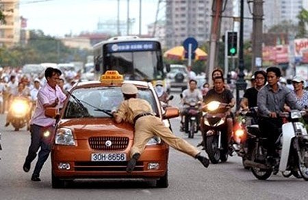 Thời sự tuần qua: Bàn luận nảy lửa quyền 'nổ súng'