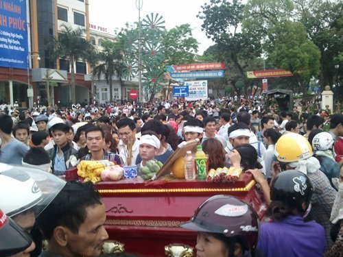 Mang quan tài qua nhiều phố để phản đối