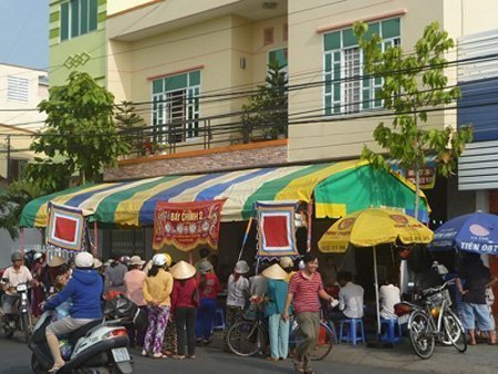 Cô giáo đầu độc con gái rồi tự tử vì nợ?