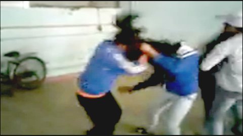 Nữ sinh đánh nhau dữ dội trong nhà gửi xe