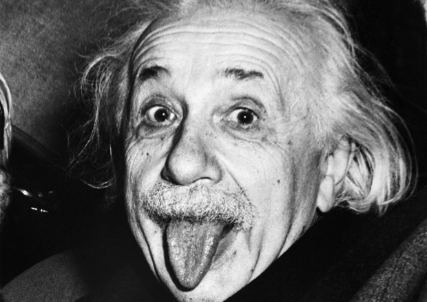 Bí ẩn sau bức ảnh Einstein thè lưỡi