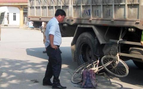 Nữ sinh bị xe tải tông chết khi đến trường