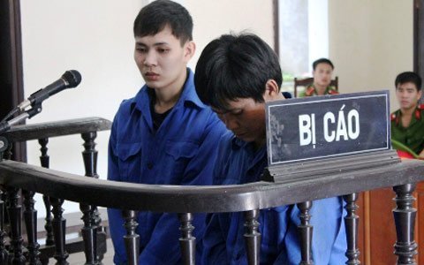 Mẹ cãi nhau với hàng xóm, 2 bố con vào tù