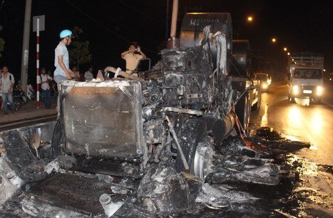 Ô tô cháy dữ dội trong đêm giữa Sài Gòn