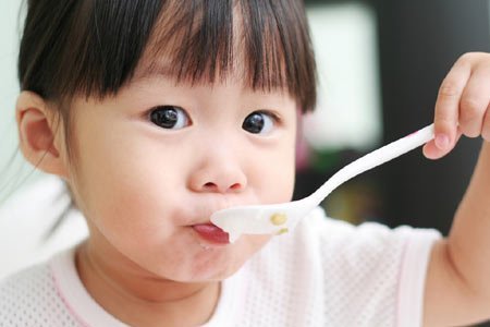 “Cân đong” bữa ăn hàng ngày của trẻ nhỏ