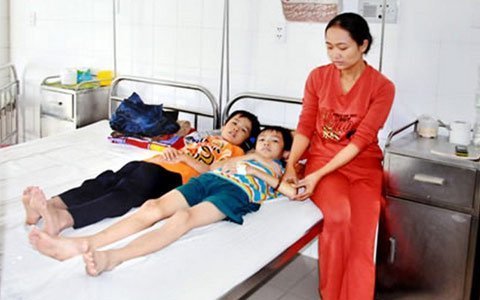 Mẹ khóc ròng vì cả hai đứa con mang bệnh quái ác
