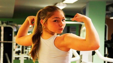 Bé gái 13 tuổi nâng tạ 110kg