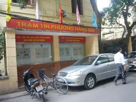 Cổng trụ sở UB phường biến thành... chỗ đỗ xe