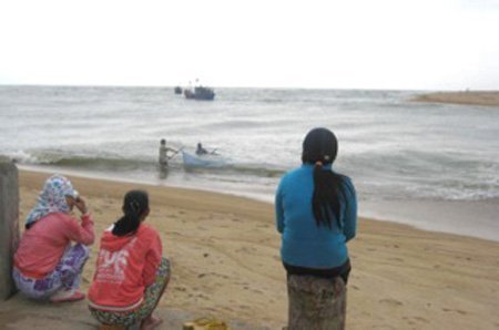 Gần 100 tàu cá mắc cạn tại Phú Yên