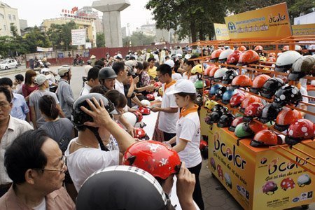 Hà Nội: Ồ ạt đi đổi mũ bảo hiểm rởm lấy… xịn
