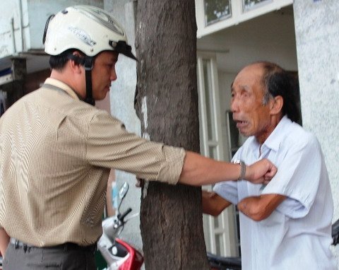 Cụ già tàn tật bị cướp trên phố Sài Gòn