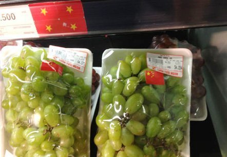 Big C dán cờ Trung Quốc lên nho Việt Nam