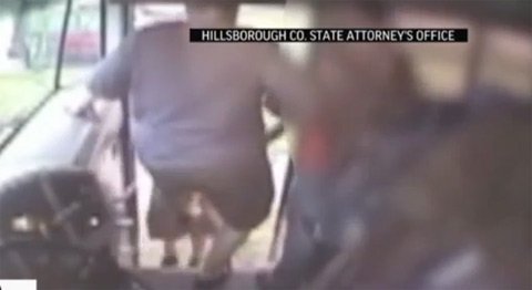 Nữ sinh bị lái ô tô buýt đạp khỏi xe