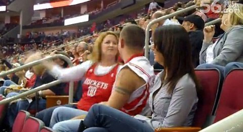 Ăn tát vì hôn trộm bạn gái ở sân vận động