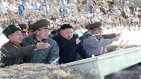 Kim Jong-un thị sát tập trận, trổ tài bắn súng