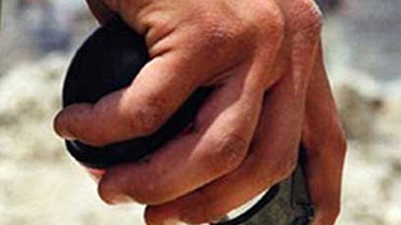 Đi trả thù thuê, bị mìn nổ tung... 'của quý'