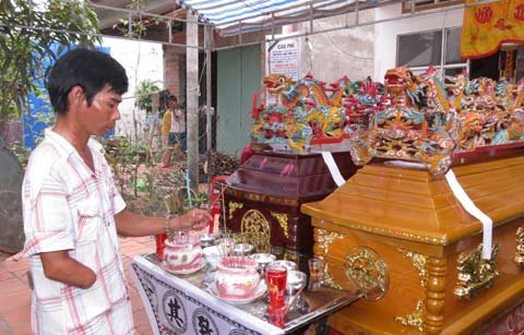 Người đàn ông tật nguyền bên quan tài vợ con