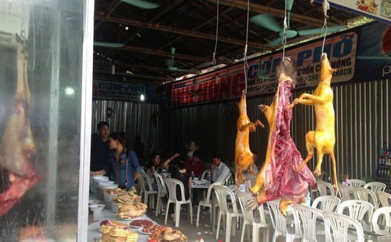 Hình ảnh phản cảm vẫn tràn lan khu vực Chùa Hương